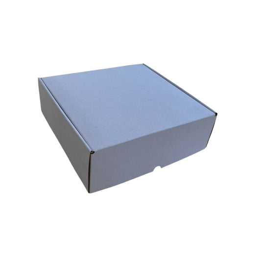Optimiza tus empaques con nuestra caja de micro corrugado blanco 23 CS 30X30X10 con flauta E, diseñada para brindar resistencia, ligereza y protección en cada envío. Su estructura de micro corrugado ayuda a mantener el contenido seguro, evitando deformaciones y absorbiendo impactos durante el manejo y transporte.
