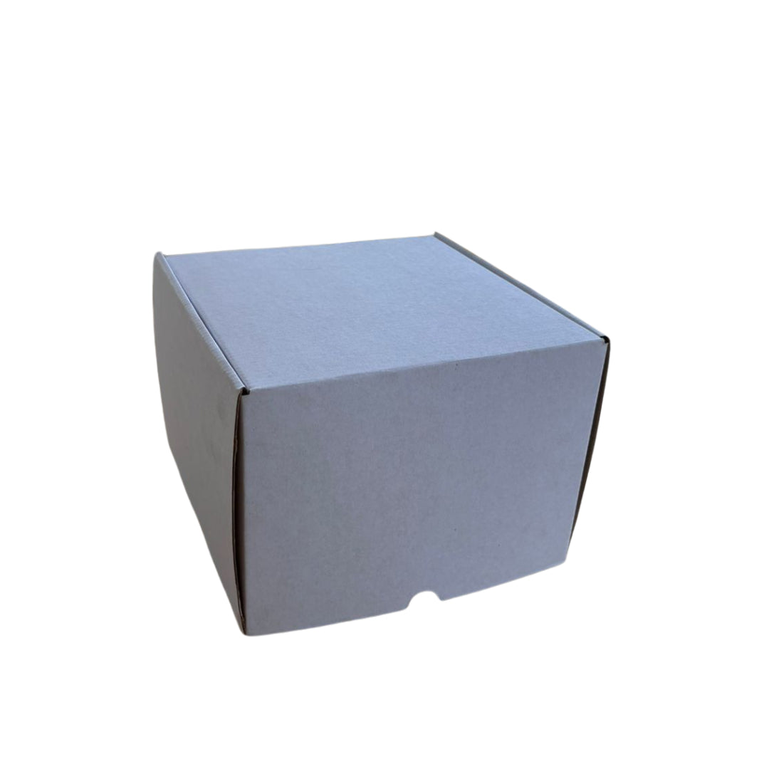 Optimiza tus empaques con nuestra caja de micro corrugado blanco 23 CS 20X20X15 con flauta E, diseñada para brindar resistencia, ligereza y protección en cada envío. Su estructura de micro corrugado ayuda a mantener el contenido seguro, evitando deformaciones y absorbiendo impactos durante el manejo y transporte.