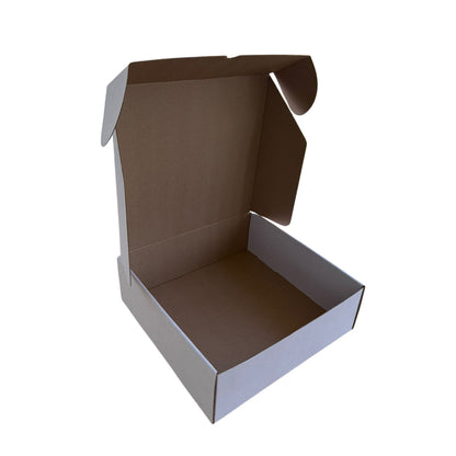 Optimiza tus empaques con nuestra caja de micro corrugado blanco 23 CS 30X30X10 con flauta E, diseñada para brindar resistencia, ligereza y protección en cada envío. Su estructura de micro corrugado ayuda a mantener el contenido seguro, evitando deformaciones y absorbiendo impactos durante el manejo y transporte.