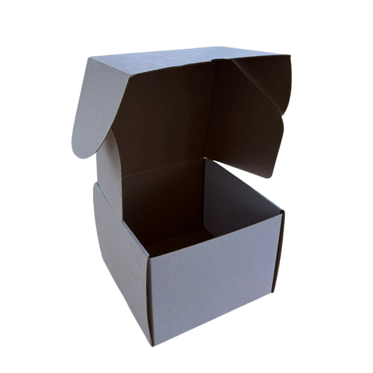 Optimiza tus empaques con nuestra caja de micro corrugado blanco 23 CS 20X20X15 con flauta E, diseñada para brindar resistencia, ligereza y protección en cada envío. Su estructura de micro corrugado ayuda a mantener el contenido seguro, evitando deformaciones y absorbiendo impactos durante el manejo y transporte.