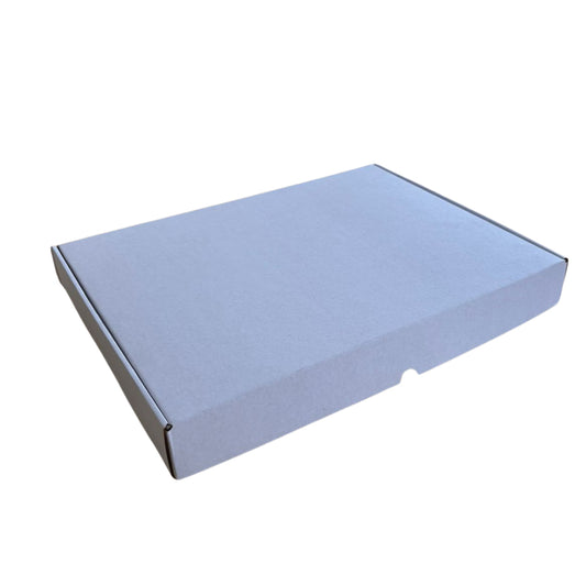 Optimiza tus empaques con nuestra caja de micro corrugado blanco 23 CS 44X33X05 con flauta E, diseñada para brindar resistencia, ligereza y protección en cada envío. Su estructura de micro corrugado ayuda a mantener el contenido seguro, evitando deformaciones y absorbiendo impactos durante el manejo y transporte.