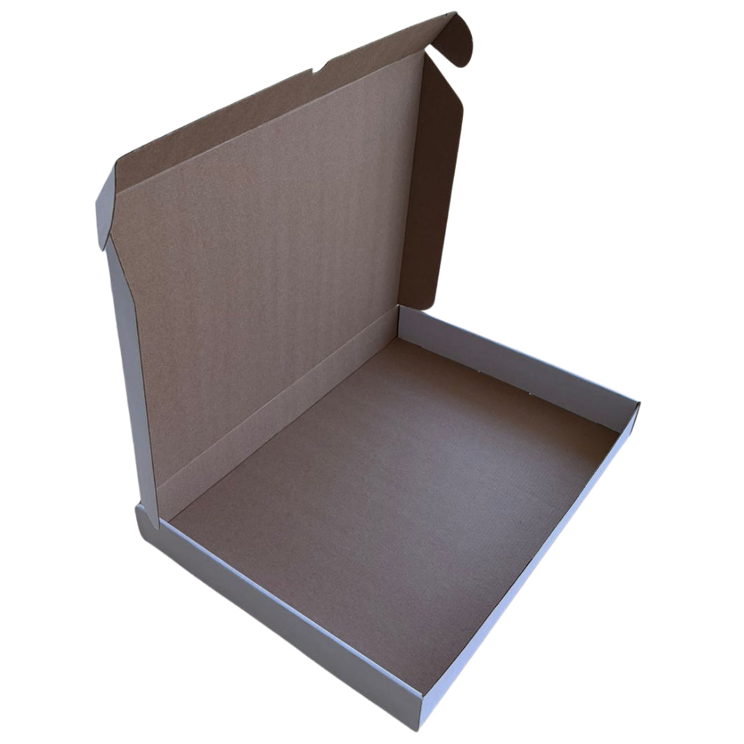 Optimiza tus empaques con nuestra caja de micro corrugado blanco 23 CS 44X33X05 con flauta E, diseñada para brindar resistencia, ligereza y protección en cada envío. Su estructura de micro corrugado ayuda a mantener el contenido seguro, evitando deformaciones y absorbiendo impactos durante el manejo y transporte.