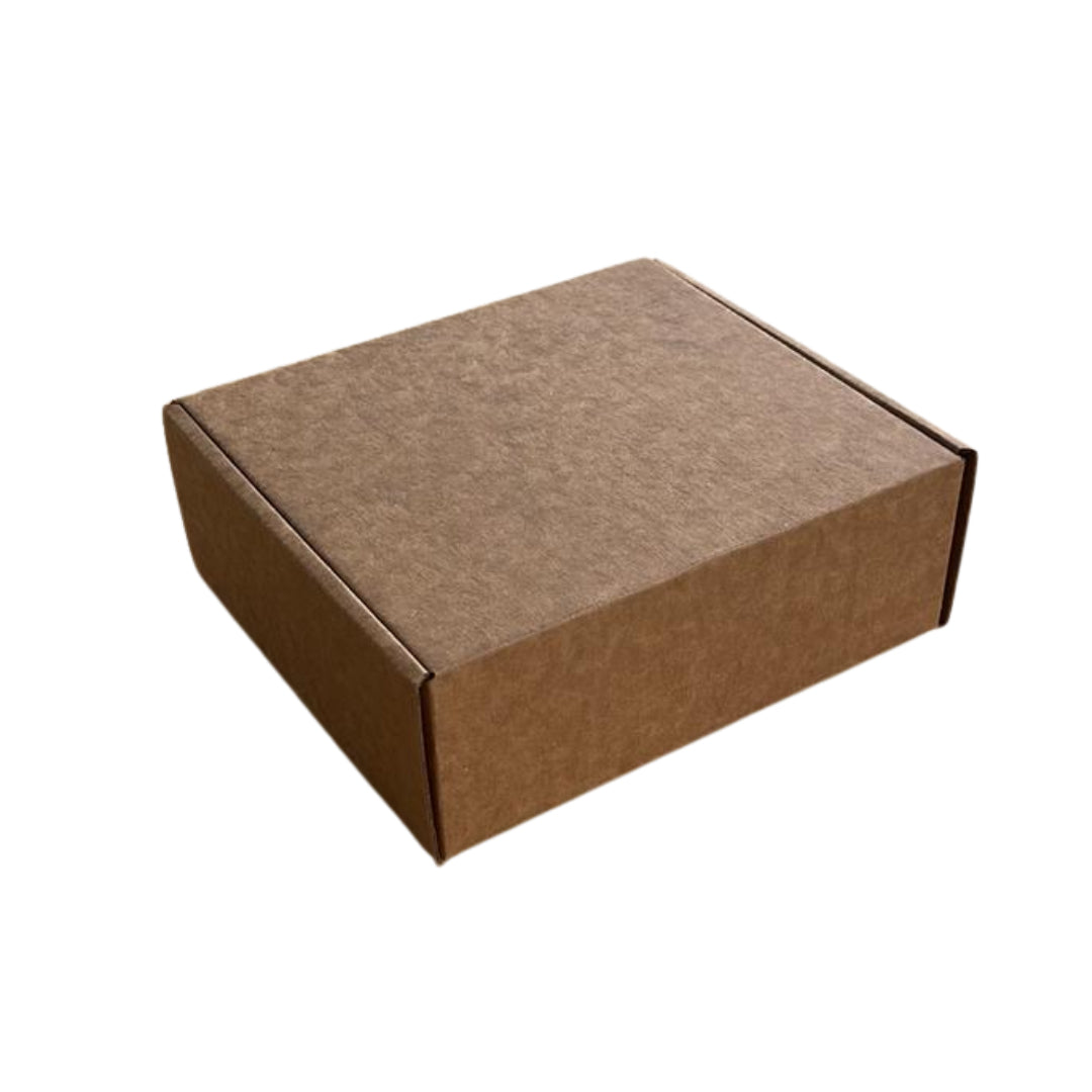 Optimiza tus empaques con nuestra caja de micro corrugado Kraft 23 CS 26X20X8 con flauta E, diseñada para brindar resistencia, ligereza y protección en cada envío. Su estructura de micro corrugado ayuda a mantener el contenido seguro, evitando deformaciones y absorbiendo impactos durante el manejo y transporte.