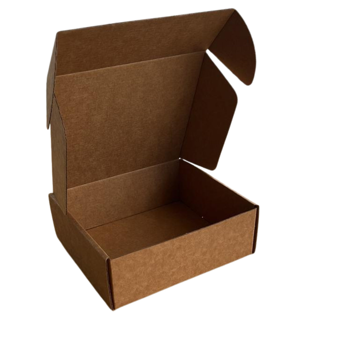 Optimiza tus empaques con nuestra caja de micro corrugado Kraft 23 CS 26X20X8 con flauta E, diseñada para brindar resistencia, ligereza y protección en cada envío. Su estructura de micro corrugado ayuda a mantener el contenido seguro, evitando deformaciones y absorbiendo impactos durante el manejo y transporte.