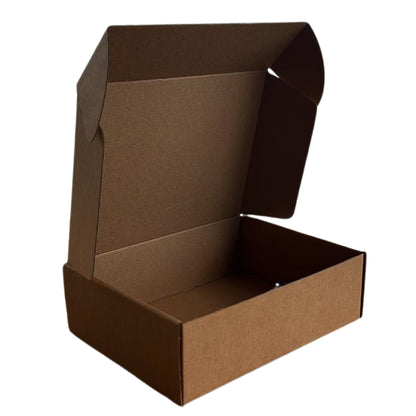 Optimiza tus empaques con nuestra caja de micro corrugado Kraft 23 CS 18X16X6.5 con flauta E, diseñada para brindar resistencia, ligereza y protección en cada envío. Su estructura de micro corrugado ayuda a mantener el contenido seguro, evitando deformaciones y absorbiendo impactos durante el manejo y transporte.